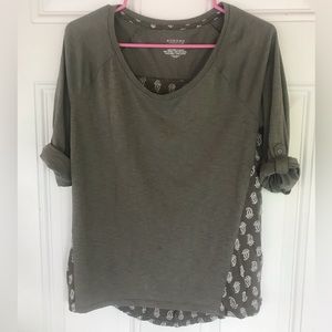 3/4 Sleeve Shirt - Size XS - Olive Green in color